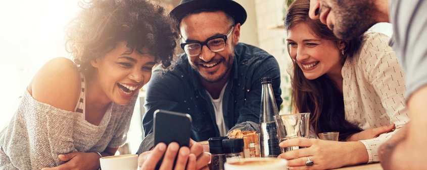 Οι νέοι κοιτάζουν μαζί ένα smartphone