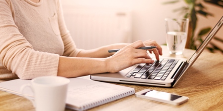 AdobeStock_142907643_Frau am Laptop